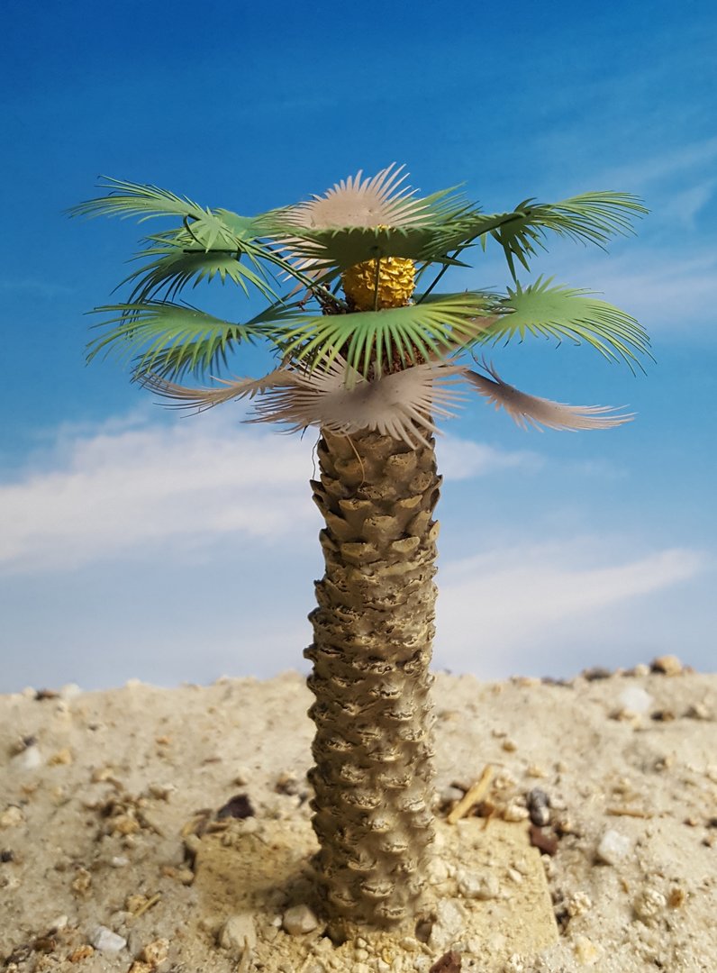 Reality in Scale Thick Desert Fan Palm - contains resin trunk, flower, scatter, wire, instru